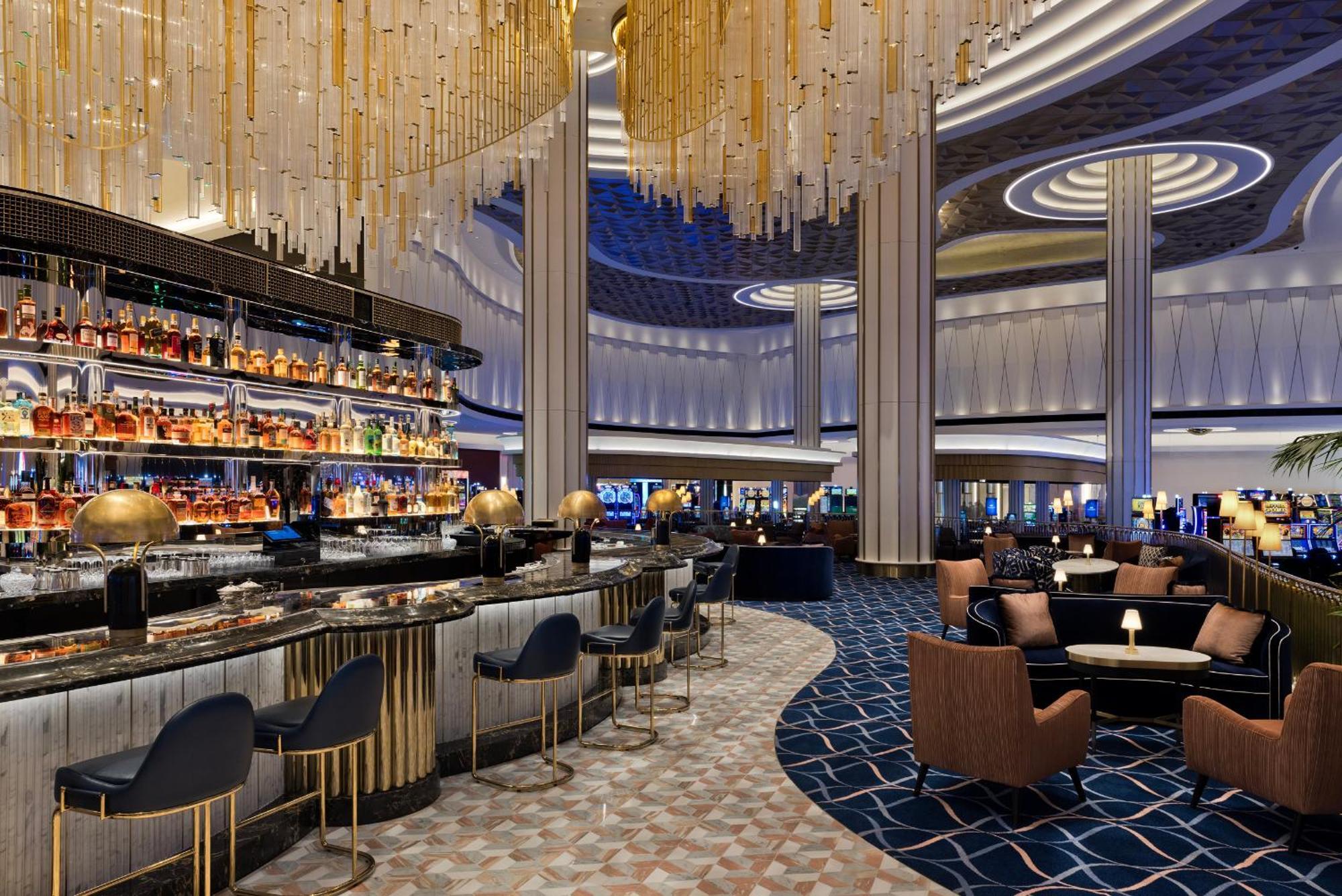 Fontainebleau Las Vegas Bagian luar foto The bar at the Crown Hotel