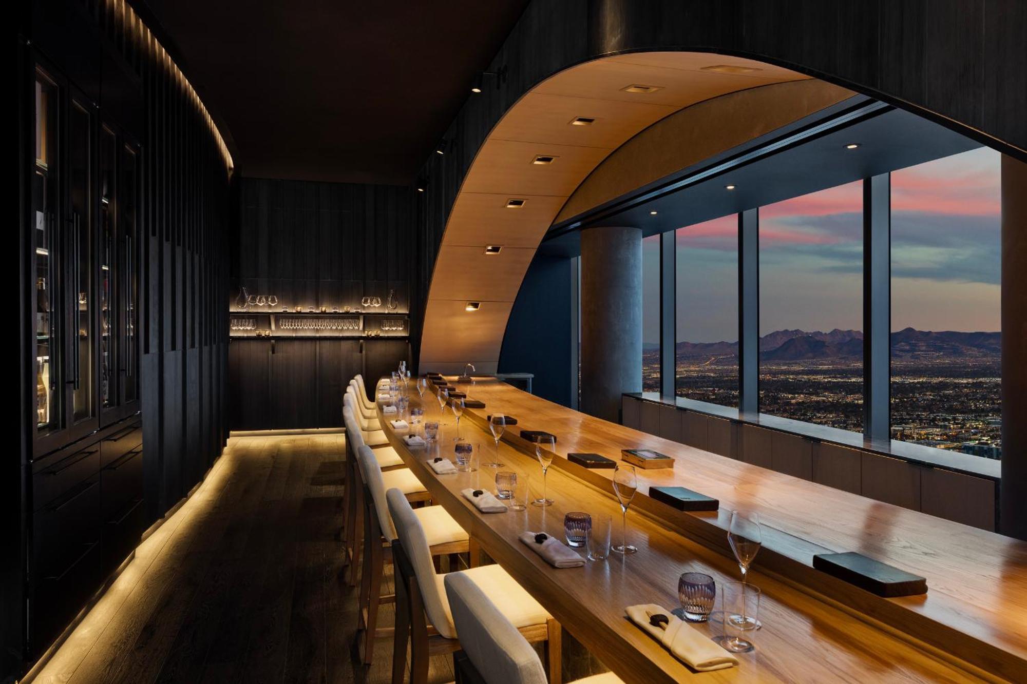 Fontainebleau Las Vegas Bagian luar foto The bar at the 63rd floor