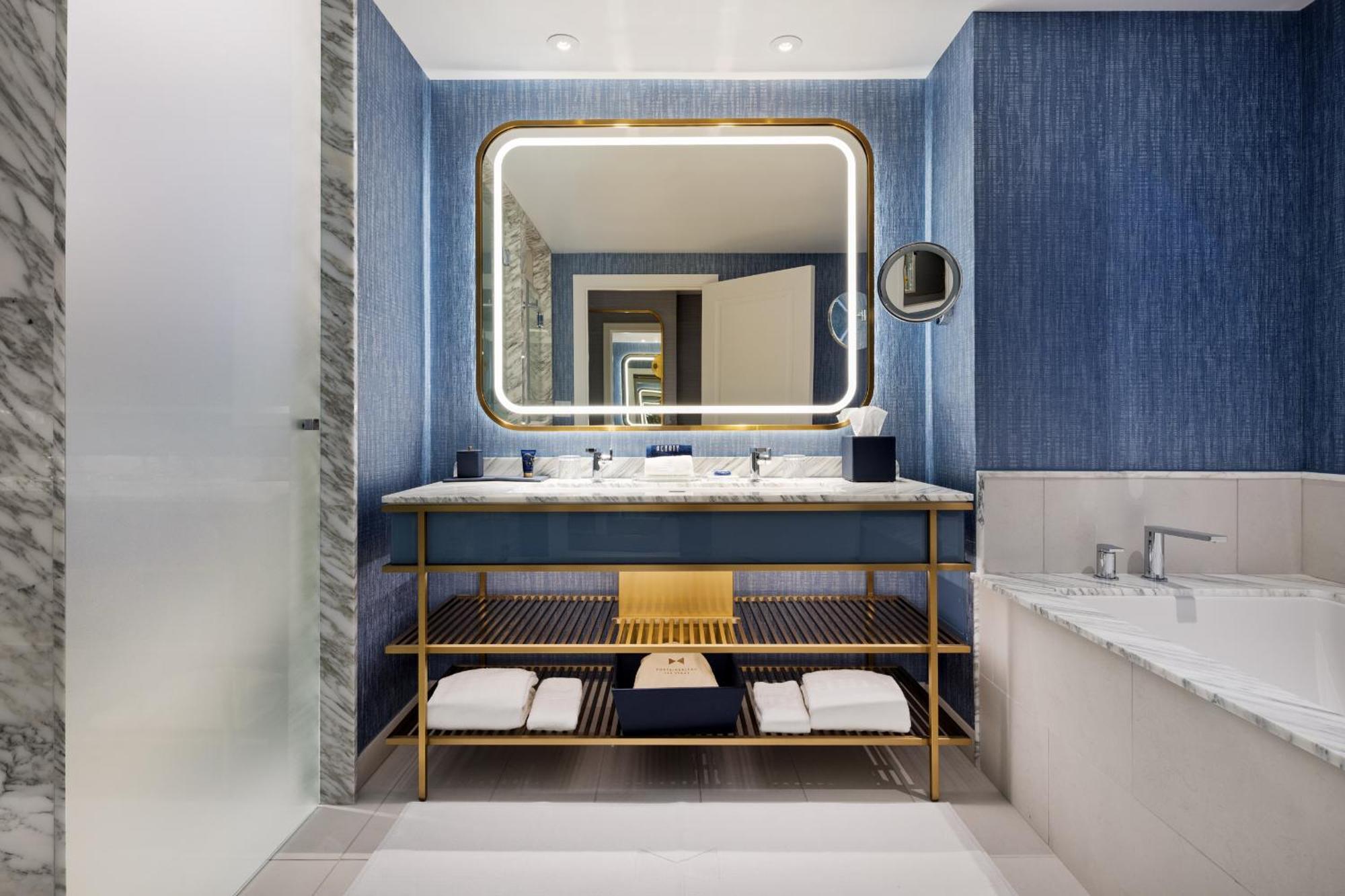Fontainebleau Las Vegas Bagian luar foto Bathroom