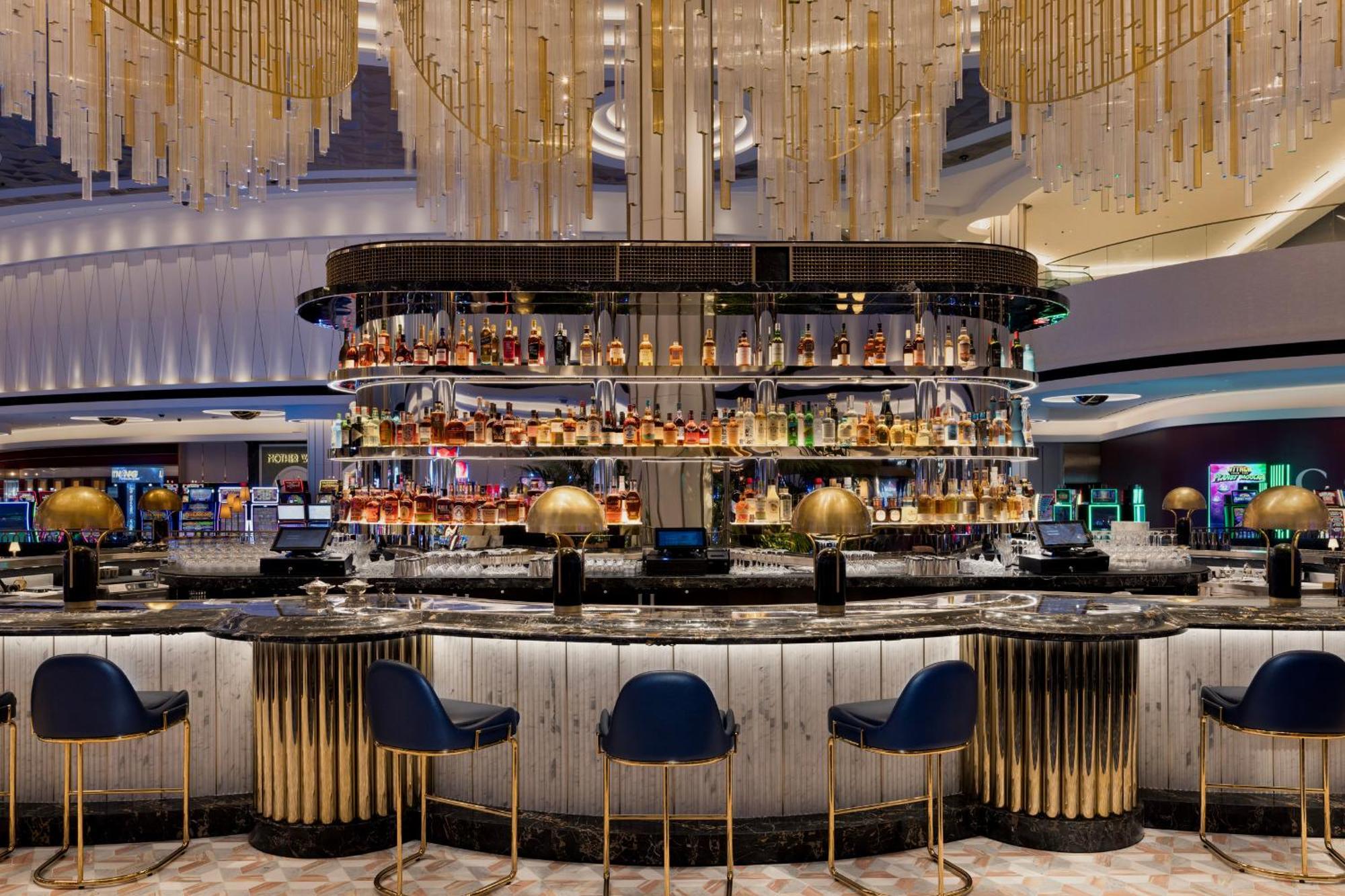 Fontainebleau Las Vegas Bagian luar foto The bar at the MGM Resorts in National Harbor, Maryland