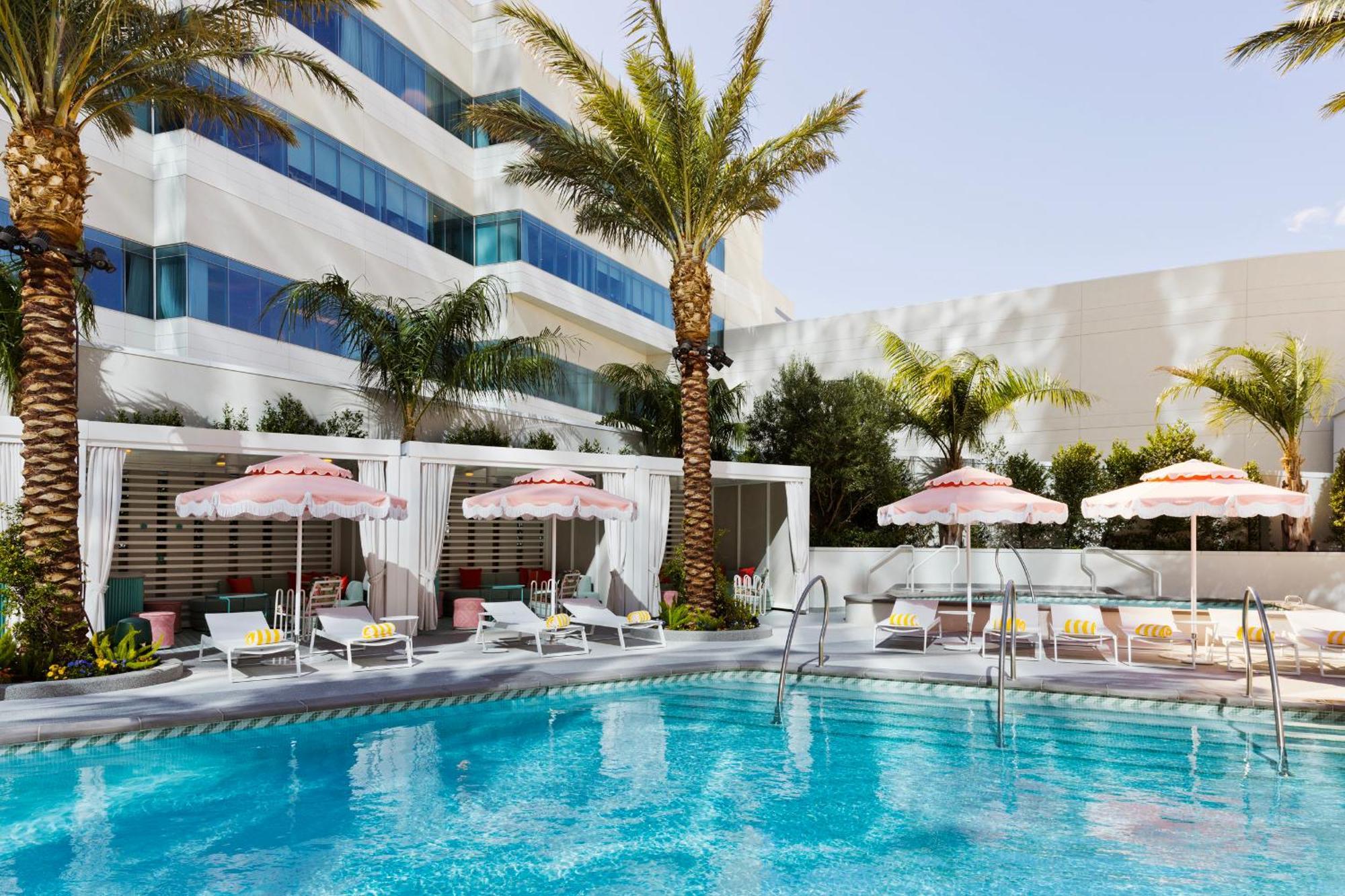 Fontainebleau Las Vegas Bagian luar foto The pool at the Wynn