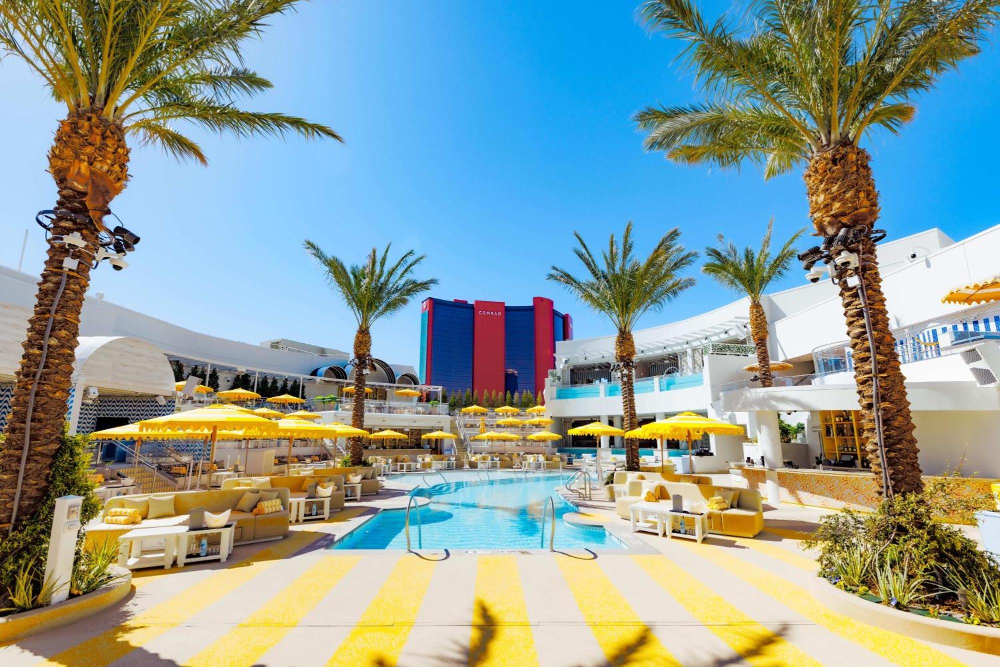 Fontainebleau Las Vegas Bagian luar foto The pool at the Wynn