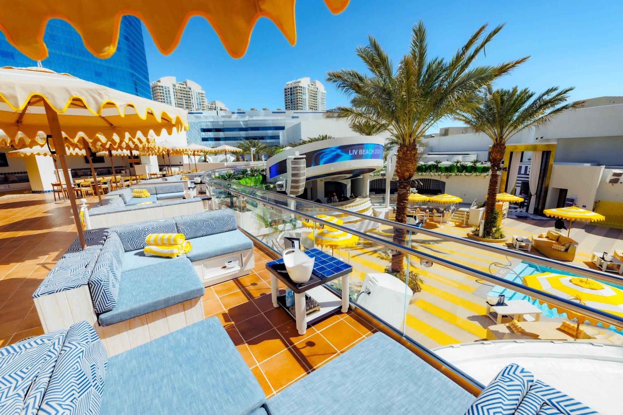 Fontainebleau Las Vegas Bagian luar foto The pool at the Hard Rock Hotel